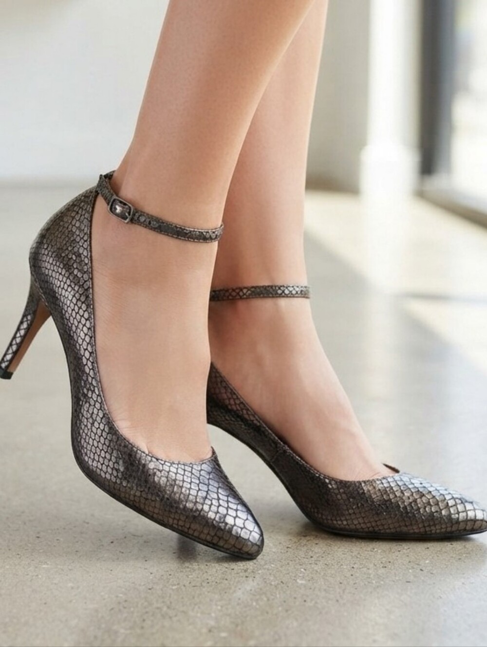 Via Spiga Metallic Ash Silver Snakeskin Embossed Heels Size 7.5M Italian Evening
